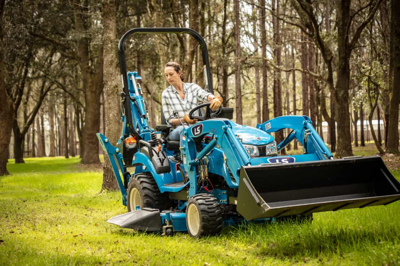 _G8A1617 LS Tractor Lifestyle Photo