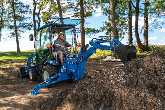 LS_Tractors_LifeStyle_Photos_162-WEB-2 BACKHOES LB1300
